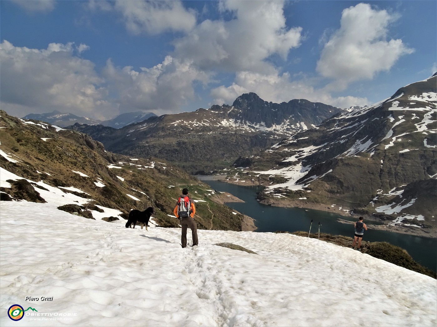 31 Pestiamo neve con bella vista sui Laghi Gemelli.JPG